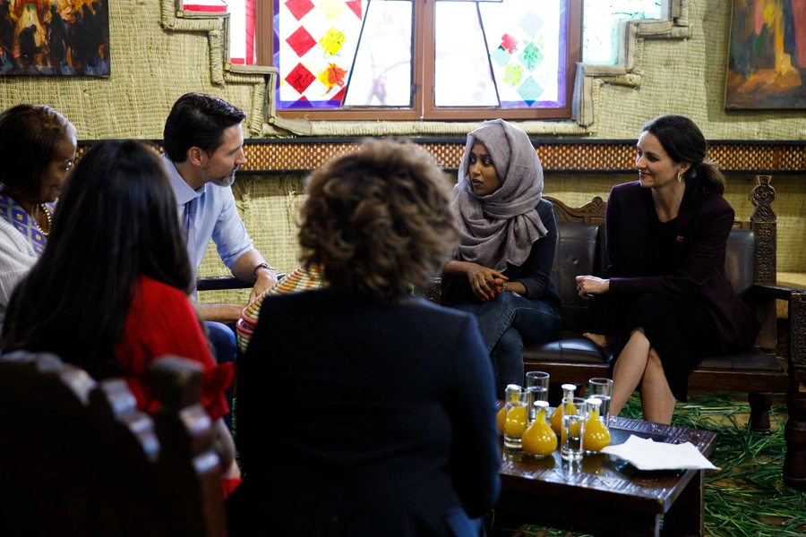Ambassador O’Neill, Canada’s Prime Minister Justin Trudeau, and Mary Ng, Minister of Small Business, Export Promotion, and International Trade, meet with three Ethiopian women entrepreneurs. (Addis Ababa, February, 2020).