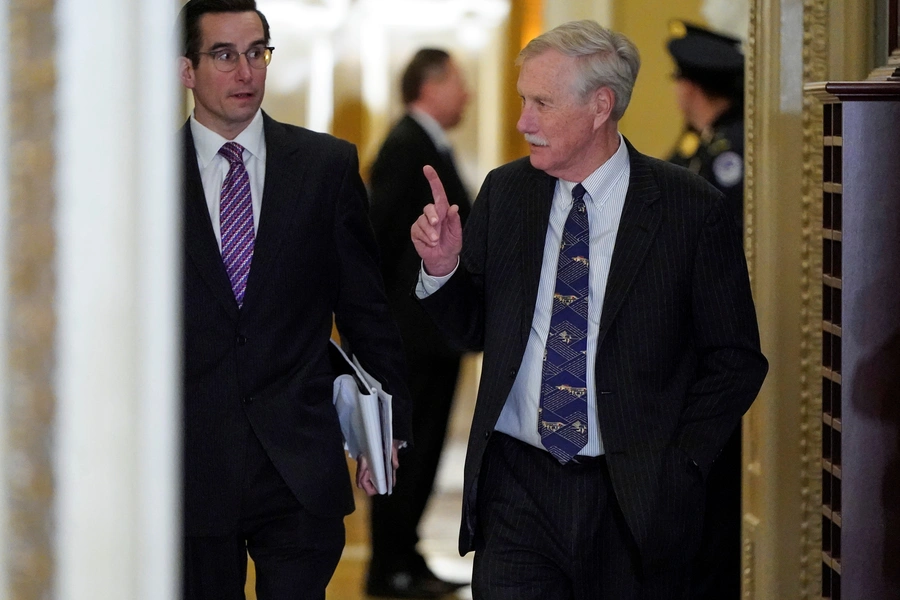 Senator Angus King (I-ME) returns to the Senate Chamber.