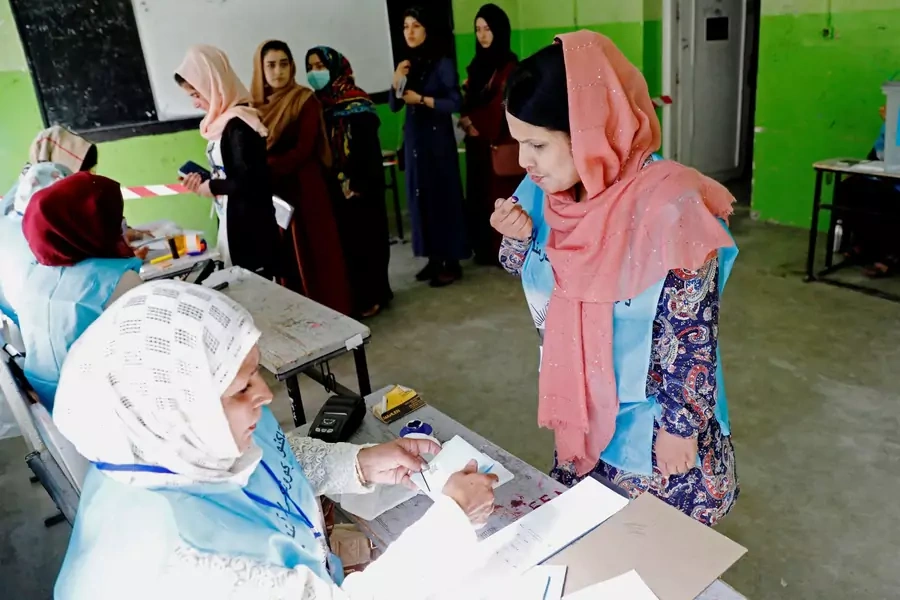 Women in Afghanistan vote in the presidential elections in Kabul. 