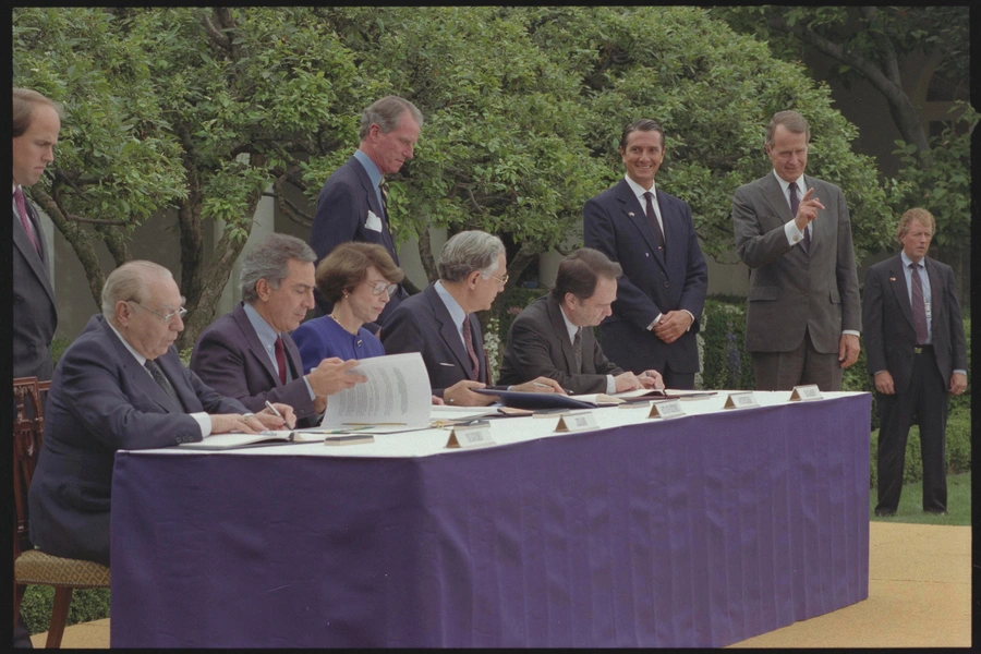 USPres George Bush and Fernando Collor de Mello of Brazil watch as Trade Reps. Carla Hills of the US and Paraguayan Forgn Minister Alexis Fruto, Argetine FM F Guido di Tella, Brazil's FM Hector Gros, and Uruguayan FM Francisco Rezek sign trade agreement. 